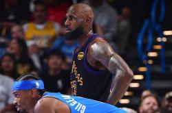  -NBA縂(zǒng)裁(cái)亲临現(xiàn)場(chǎng)，湖人队强势擊(jī)退火箭晋级四强！