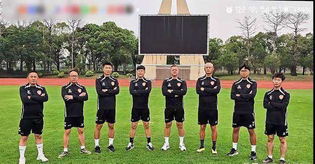 拒绝摆大巴晨星聚力恒大班底死磕攻势足球硬刚职业赛