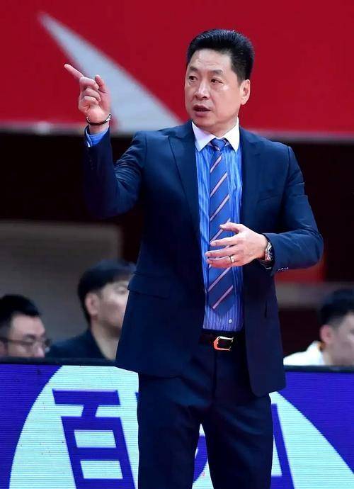 拒绝摆大巴晨星聚力恒大班底死磕攻势足球硬刚职业赛